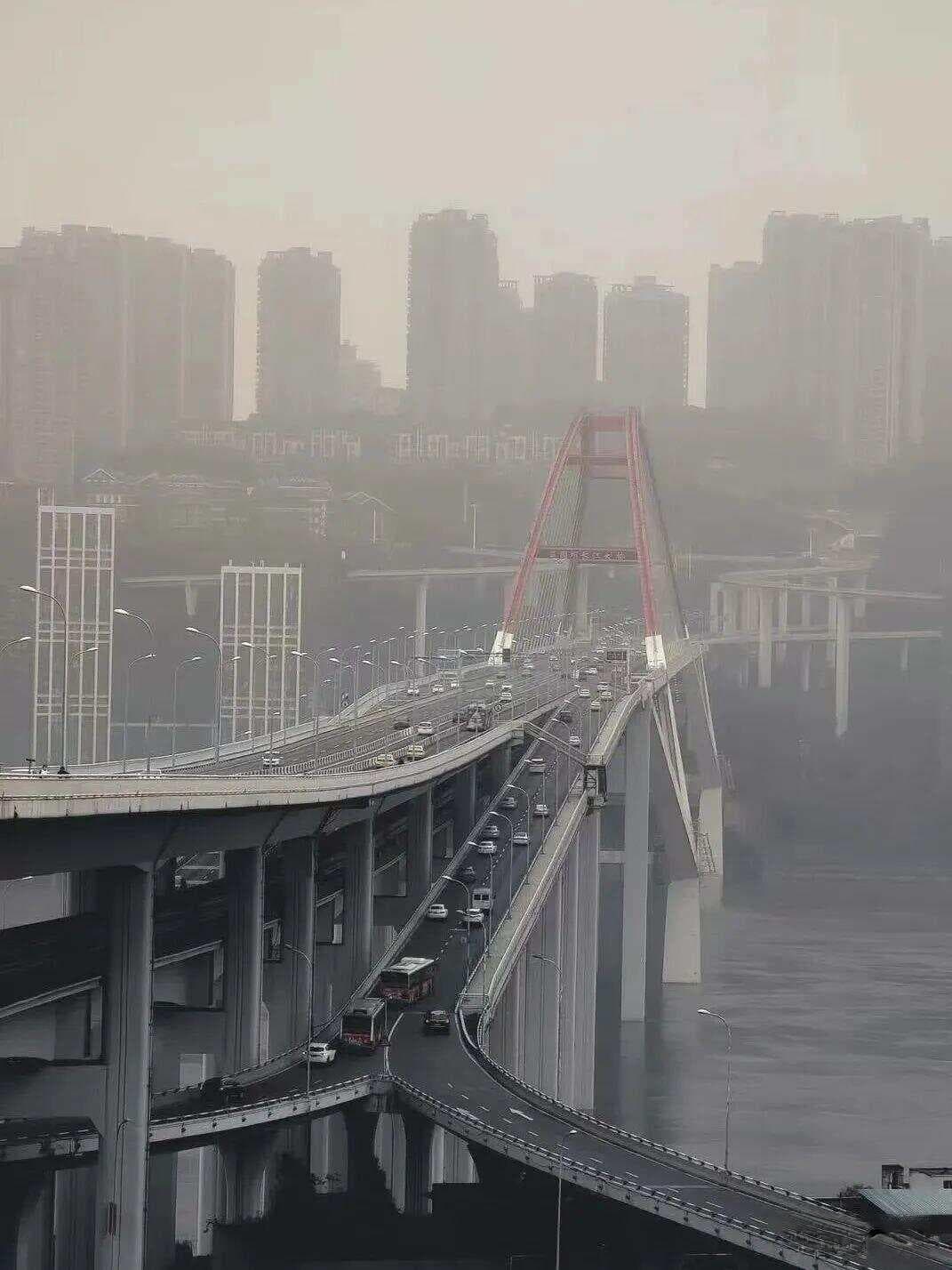 线条、色彩、地标：手机摄影打造城市大片指南