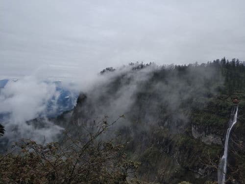 瓦屋山三天两夜深度游：从山顶到湖畔的完美行程规划
