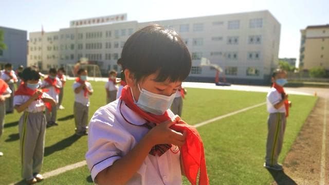 “为啥我家孩子没第一批入队？”班主任耐心解释，家长仍难以接受
