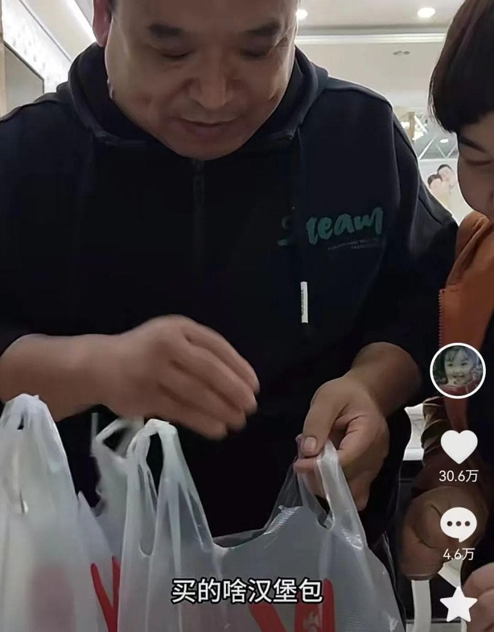 东亚孩子：跟亲生父母断绝关系，跟电子爸妈诉说委屈