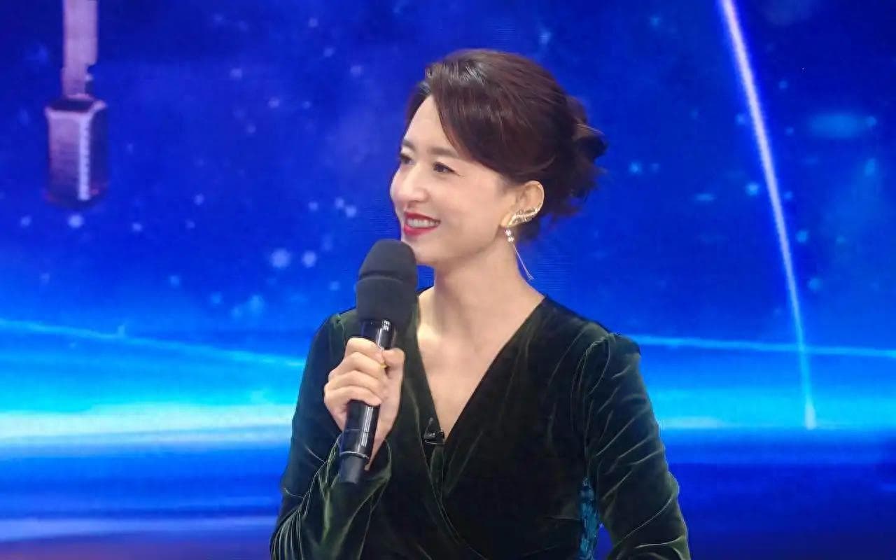 她是知名最美主持人，被传桃色新闻，实则嫁大20岁老公比董卿幸福