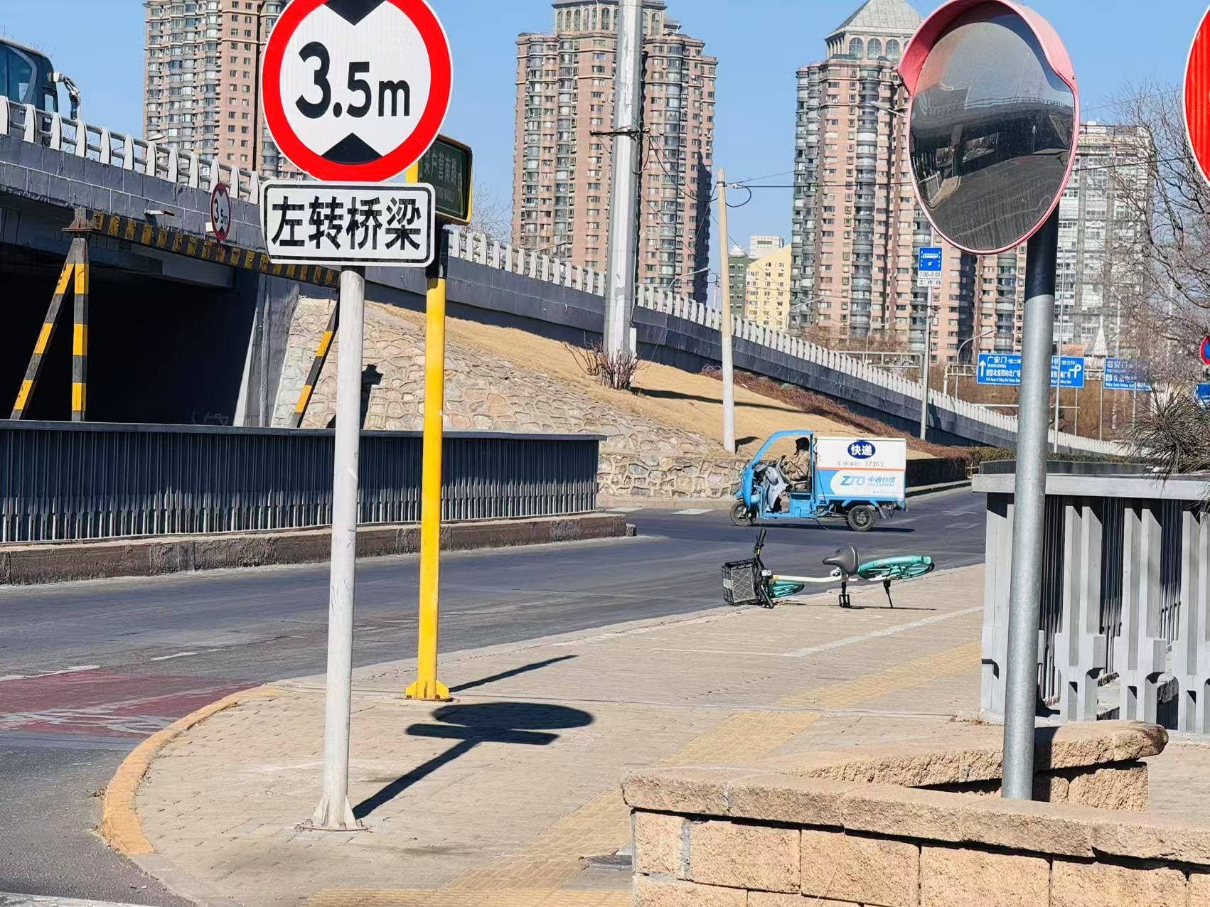 无灯十字路口，自觉礼让能确保通行安全吗？