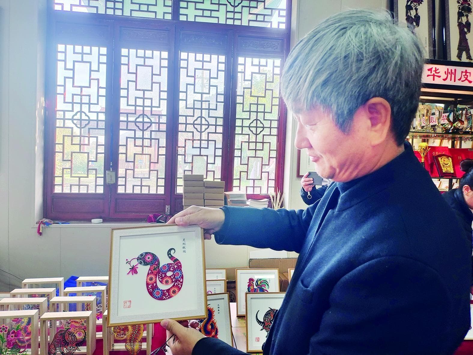 陕西“非遗人”巧手创作春节主题作品