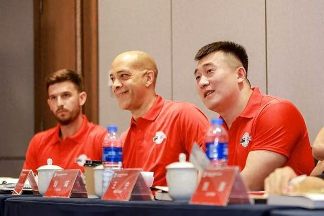 他与传奇教练菲尔·汉迪并肩作战 最年轻的国际篮联认证教练树立新标杆