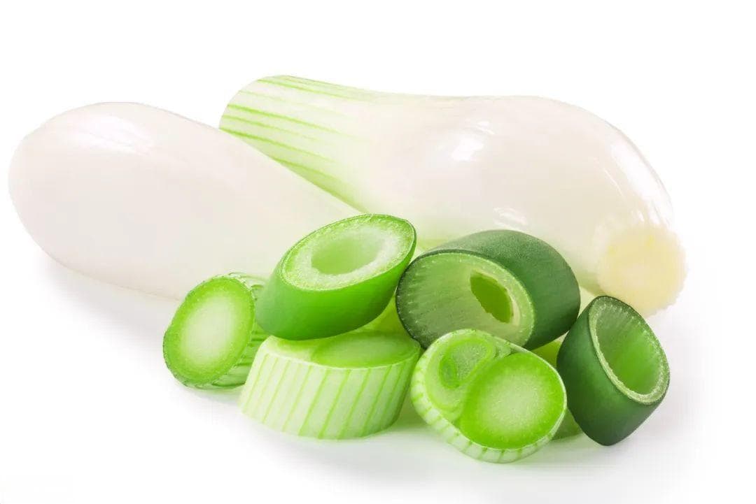 这两种药食两用蔬菜建议老百姓常吃，功效不胜枚举，它们是？