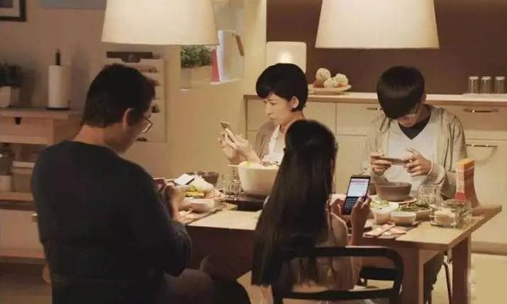 妈妈说吃饭玩手机不好？日本研究：手机配饭更美味！