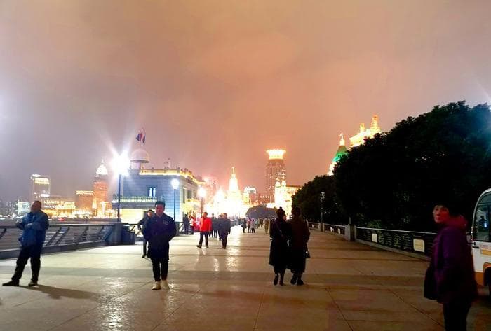 魔都上海外滩夜景上美轮美奂，不愧是中国一线城市，但游人却不多