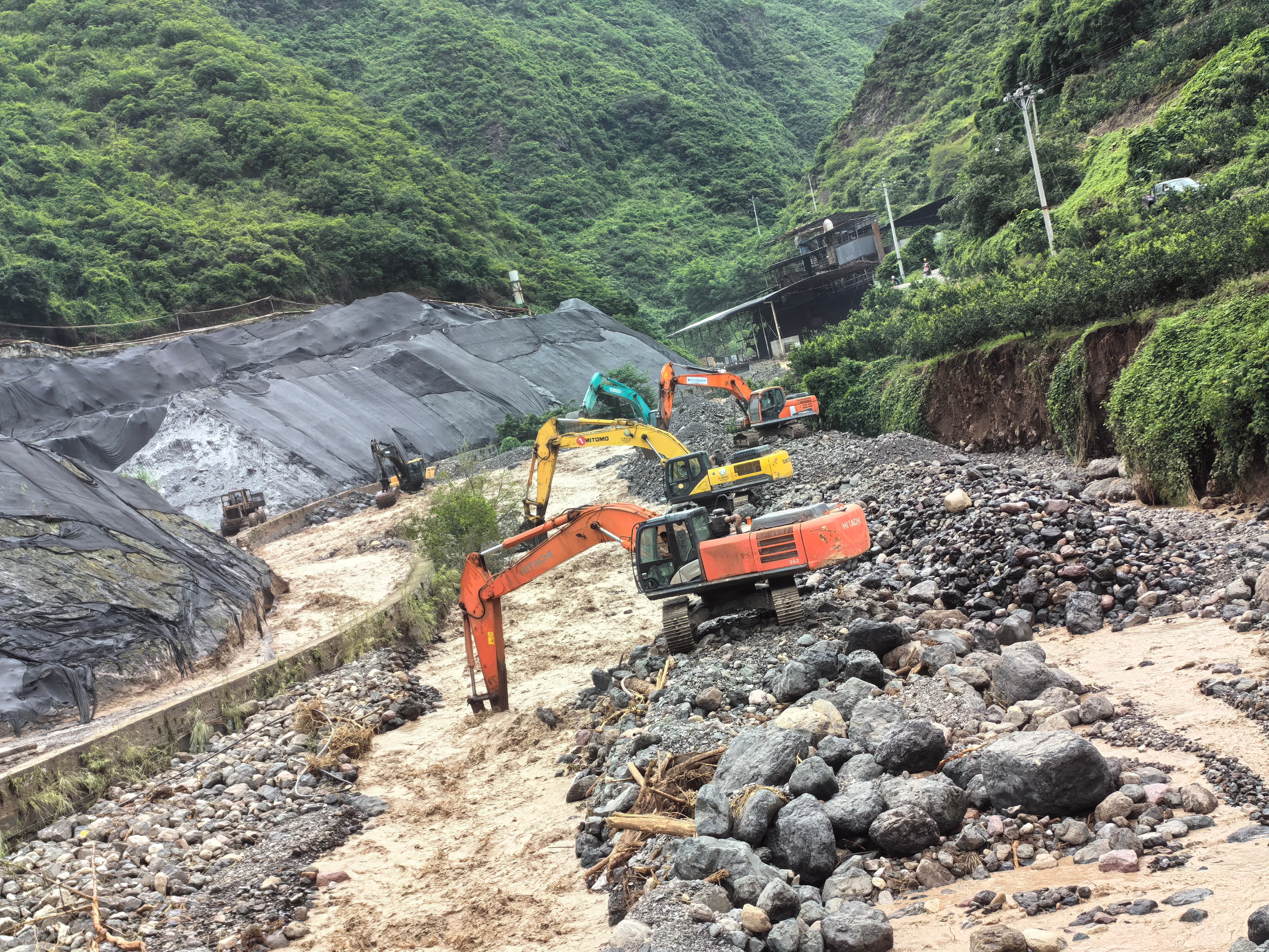 中国电建迅速组织救援力量赶赴雅安汉源抢险救灾