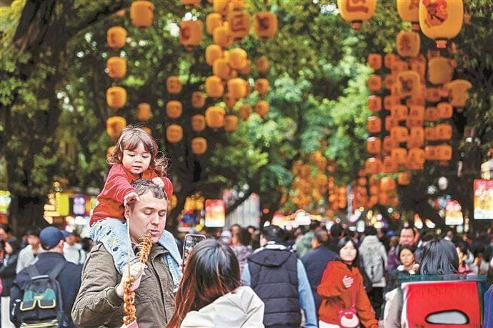 赶大集、吃饺子、看烟花、吃早茶……中国年味“圈粉”外国友人来华过春节