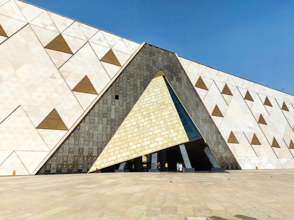 吉萨金字塔旁崛起“第四大金字塔”：大埃及博物馆开馆