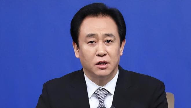 恒大是怎么亏出八千亿的？搞懂了！许家印不跑是有原因的