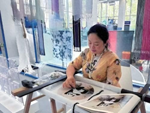 蜀绣非遗传承人陈红英：用针线勾勒多彩人生
