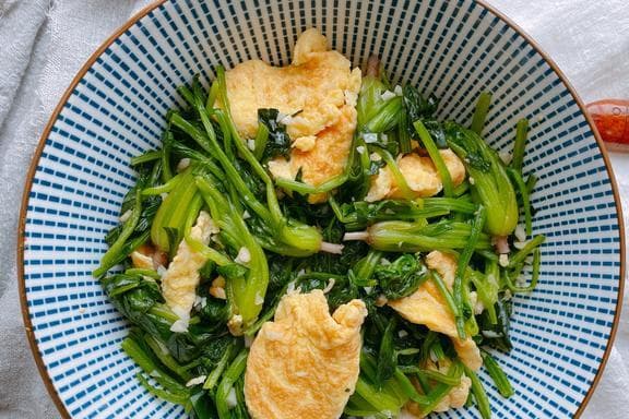 菠菜炒鸡蛋，先炒菠菜还是鸡蛋？做对这一步，菠菜翠绿不出汤