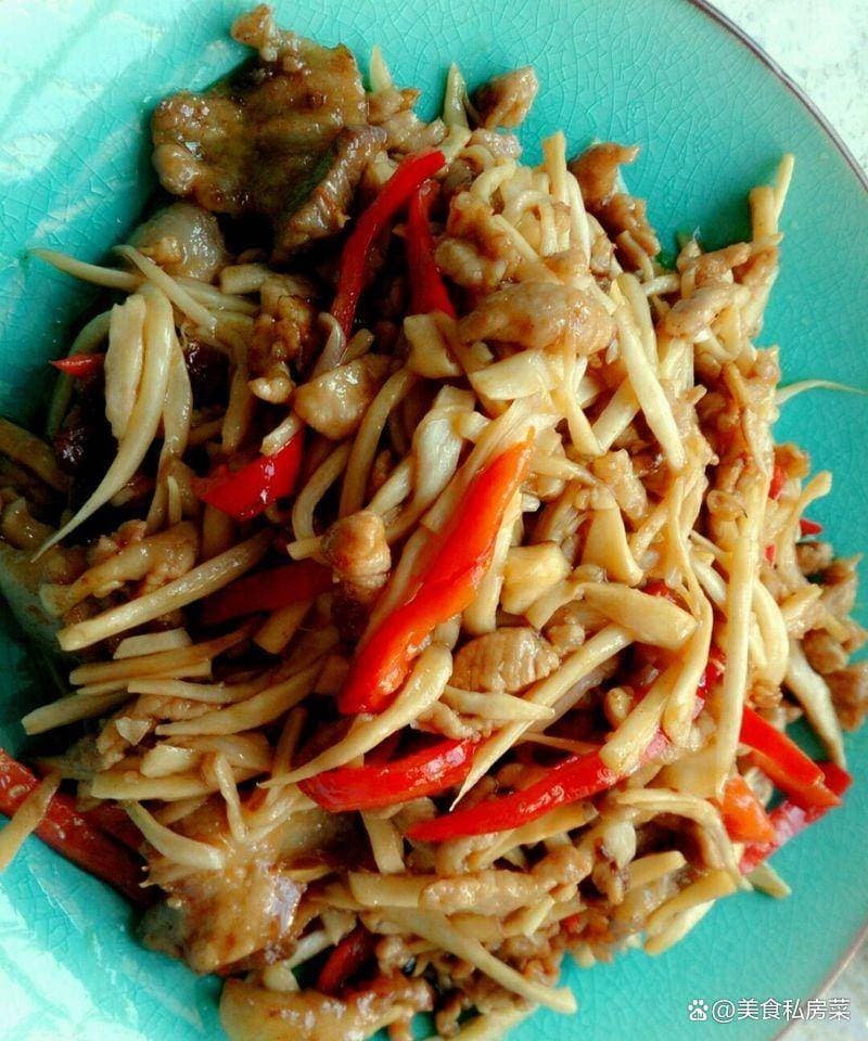 杏鲍菇炒肉丝秘籍：焯水腌制，大火快炒，手残党秒变大厨！