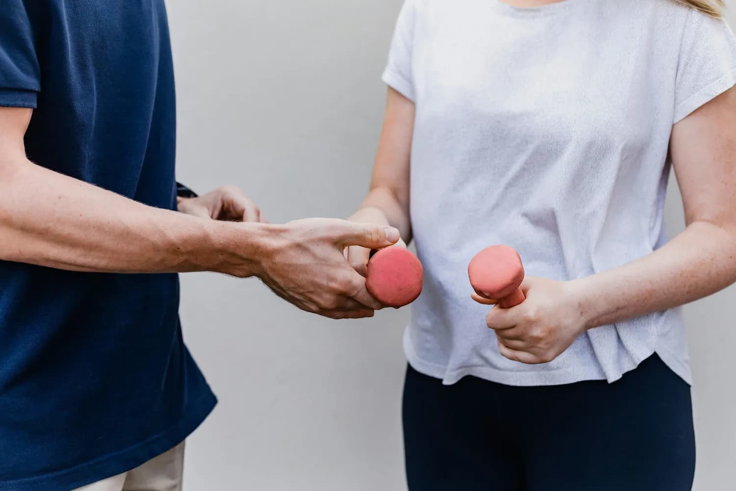 手握健身球：老年人居家养生的新选择，科学证实有益健康