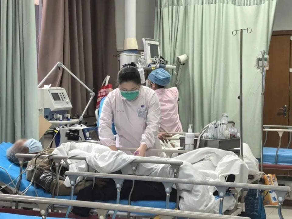 生死边缘的摆渡人：急诊室的故事