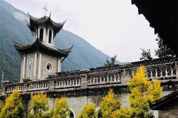 四川康定磨西古镇旅游攻略：历史建筑与自然美景的完美融合