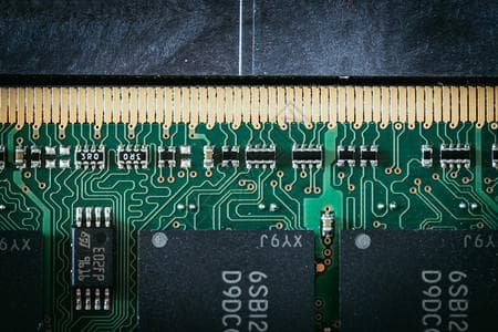 内存电压VDD设置指南：DDR4和DDR5标准电压及超频建议