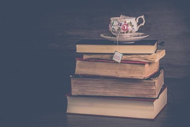 如何通过学术数据库搜索与专业相关的学术论文？