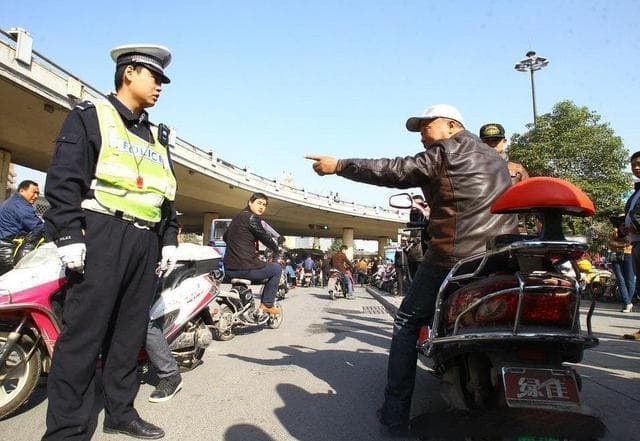 70岁以上老年人出行，这5种代步工具，无年龄限制，可合法上路