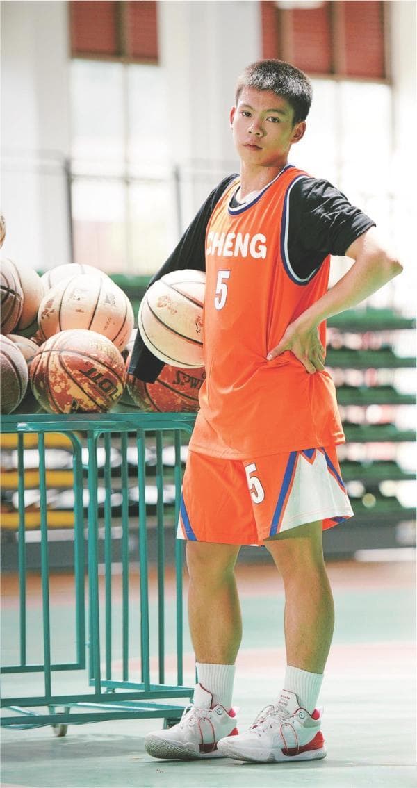 独臂篮球少年张家城：我想努力证明，我和别人没有什么不同