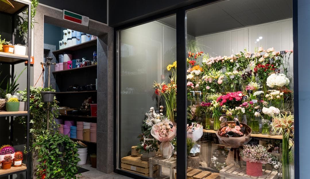 我百分百建议你搞一家花店，因为它还是有钱赚的