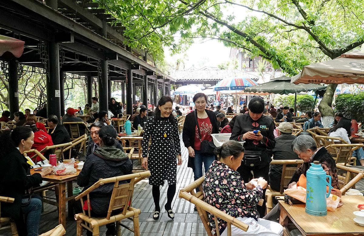 成都人民公园的茶馆文化：品味地道的悠闲生活