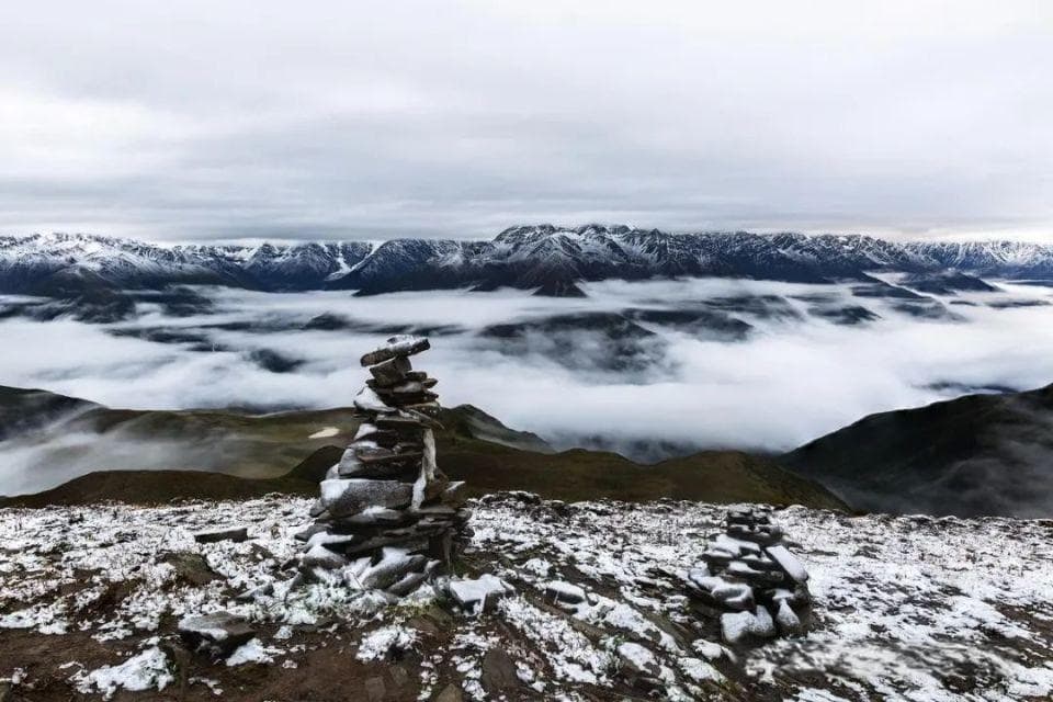 四川贡嘎雪山：横断山脉的璀璨明珠