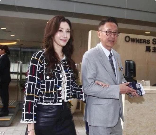 李嘉欣：54岁依旧优雅，事业与生活的完美平衡