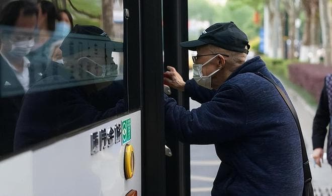 辽宁海城公交改革：免费乘车年龄降至60岁，如何平衡各方利益？