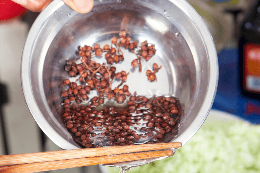 正宗馄饨馅调制技巧：花椒水和香料油的妙用