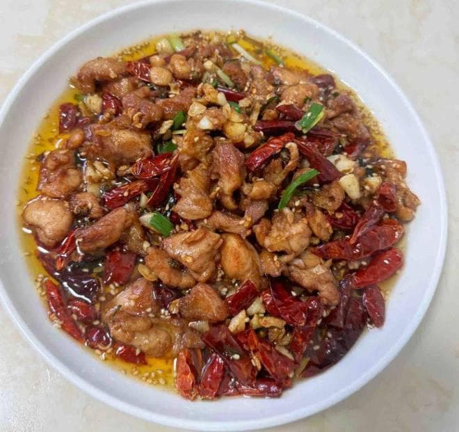 色香味俱佳的爆炒鸡丁：家庭聚餐必学的美味佳肴