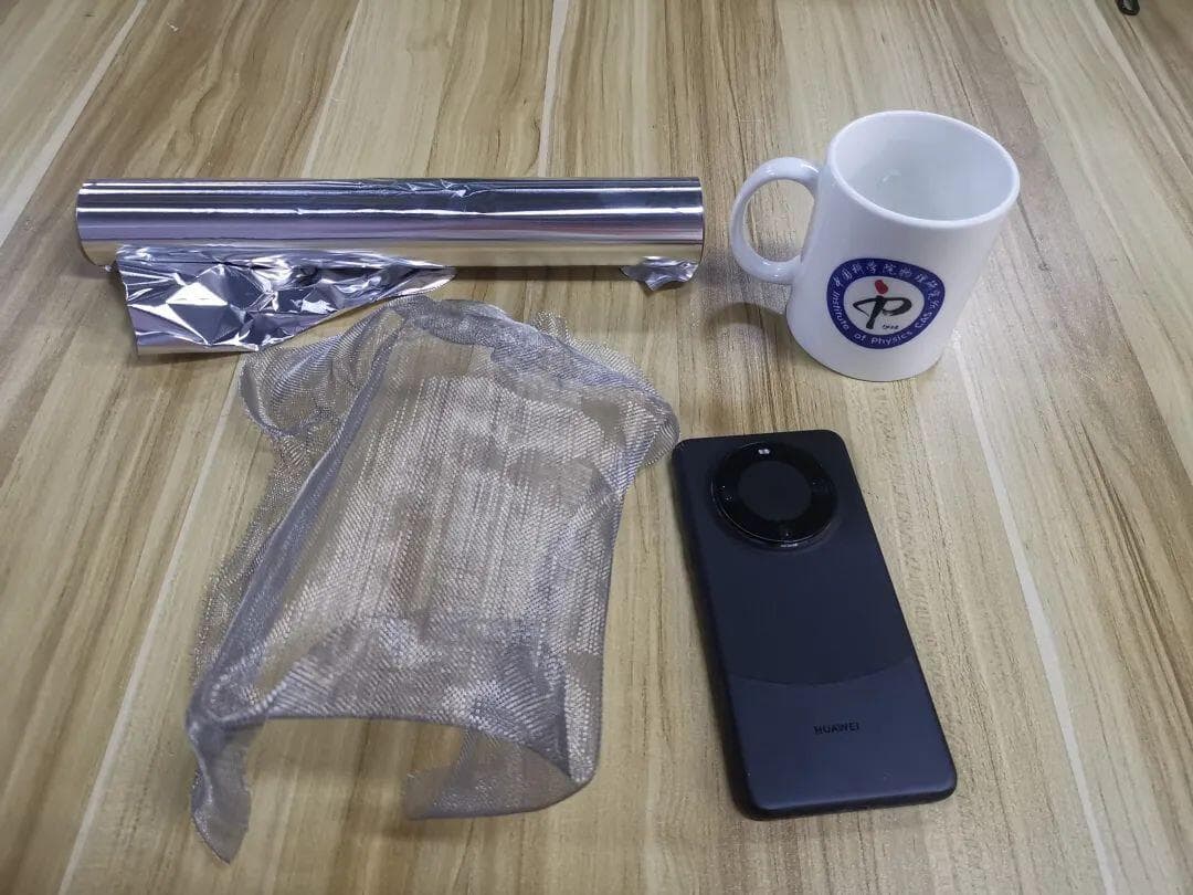 高考考场上屏蔽手机信号的屏蔽器，是什么原理?