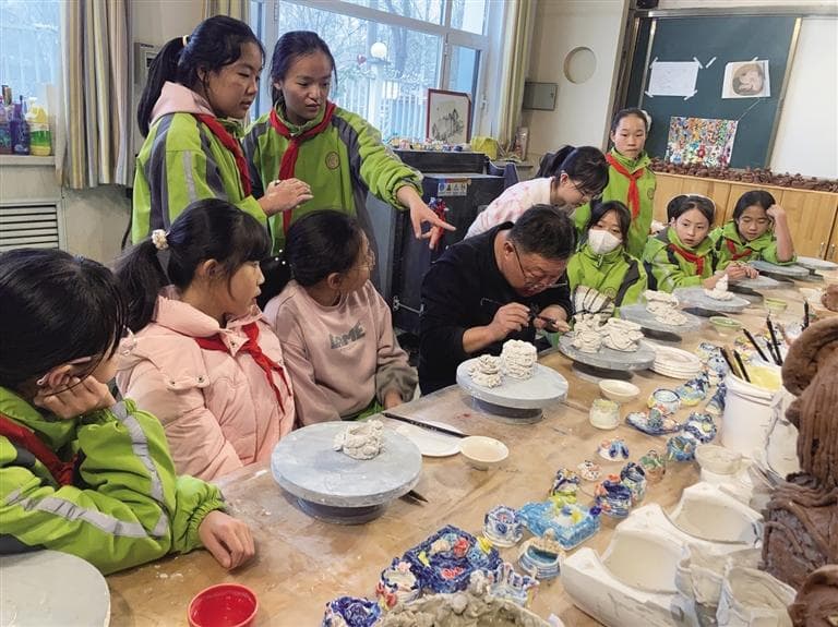 甘肃“彩陶之乡”孕育校园陶艺社团，兰州一小获市级荣誉