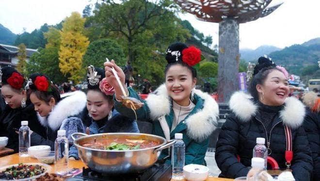 贵州十大名菜：从苗家酸汤鱼到八宝甲鱼，品味黔菜的独特魅力