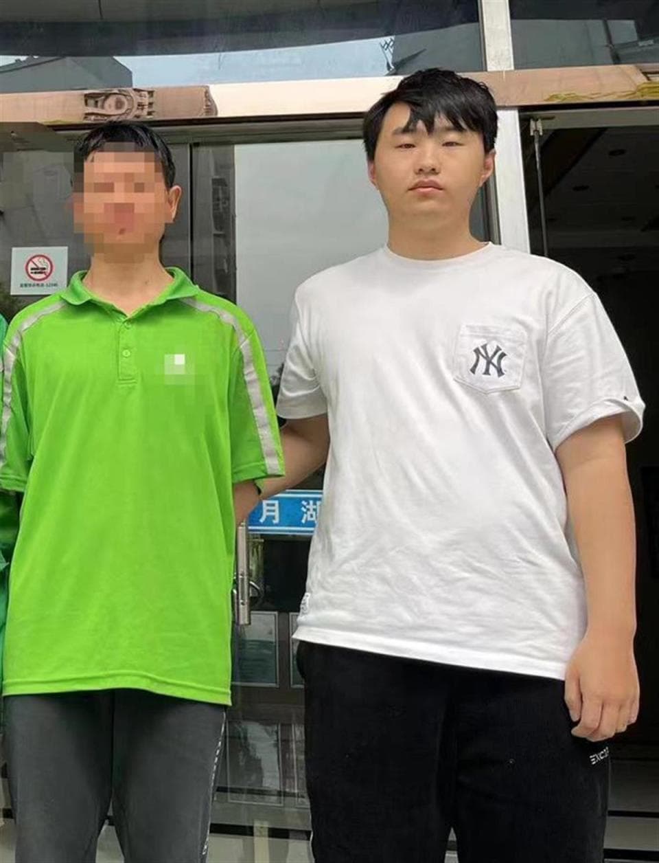 偷走价值700元的小龙虾外卖与朋友分享，馋嘴外卖小哥被行拘