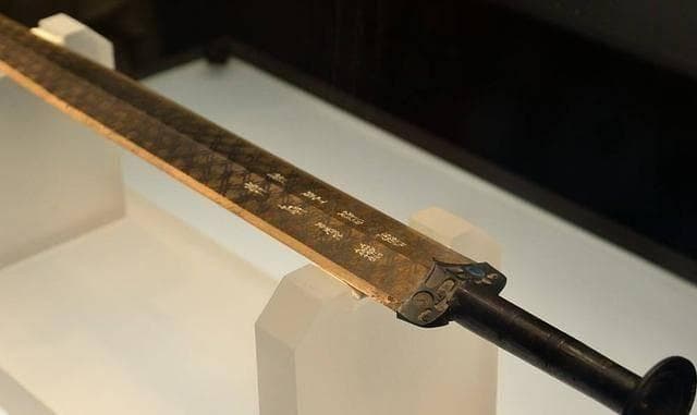 我国古代名剑：勾践剑与轩辕剑的故事