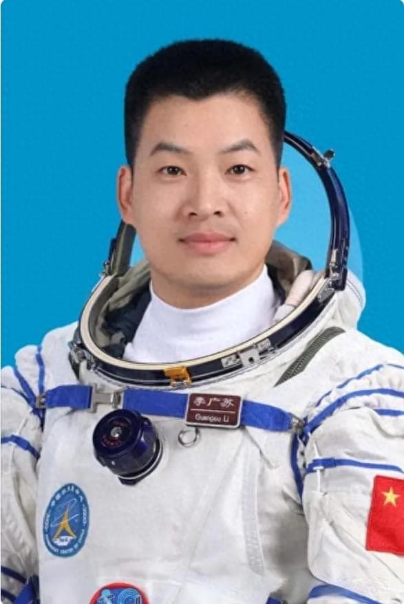 航天员李广苏：那个帮妈妈赶蛇的农村娃，成了全体国人的骄傲