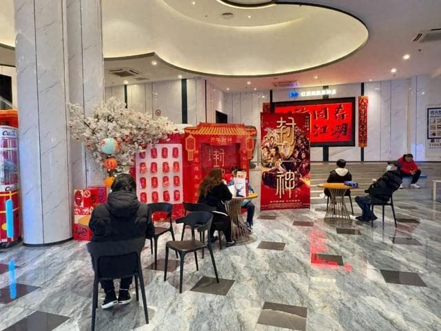 家庭组团观影，不少市民这样欢度新春