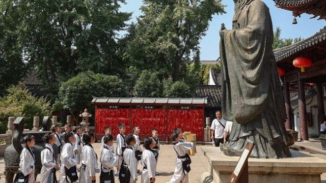 《论语》中，孔子怎么评价历史人物？