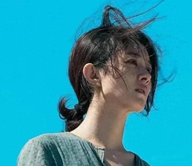 赵丽颖惊艳亮相张艺谋新作第二十条首映式，央视与张艺谋齐声点赞