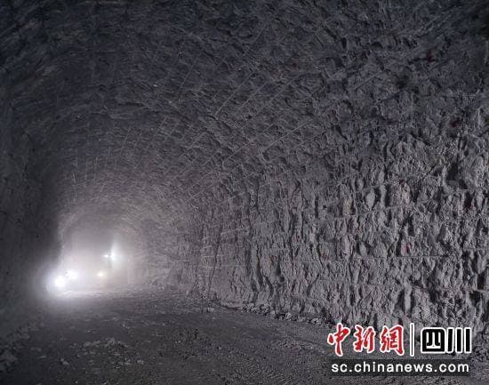 金上拉哇水电站地下厂房提前五个月完成开挖