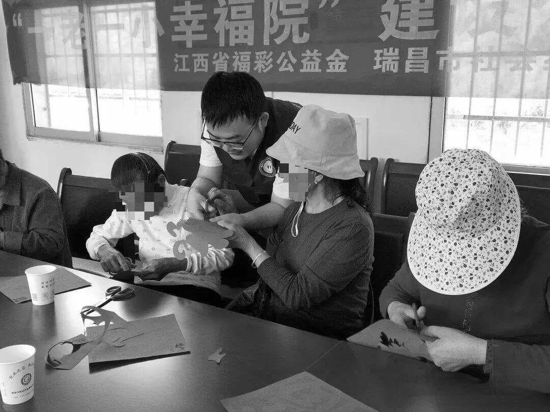 “乐享夕阳，巧手相伴”老年手工兴趣小组：提升老年人生活质量的社会工作实践