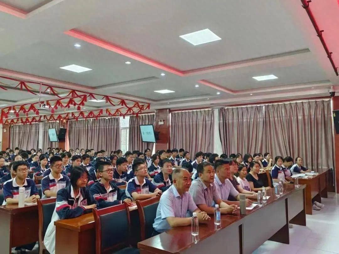 朋辈共话成长路，清北经验助远航——西安市四十八中举办清北学子学习经验分享交流活动