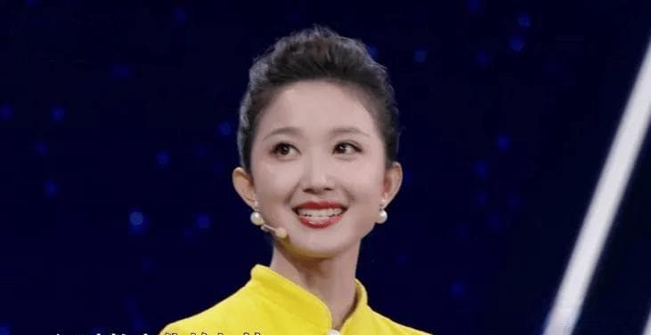 2025央视春晚：新老主持碰撞，董卿缺席引热议