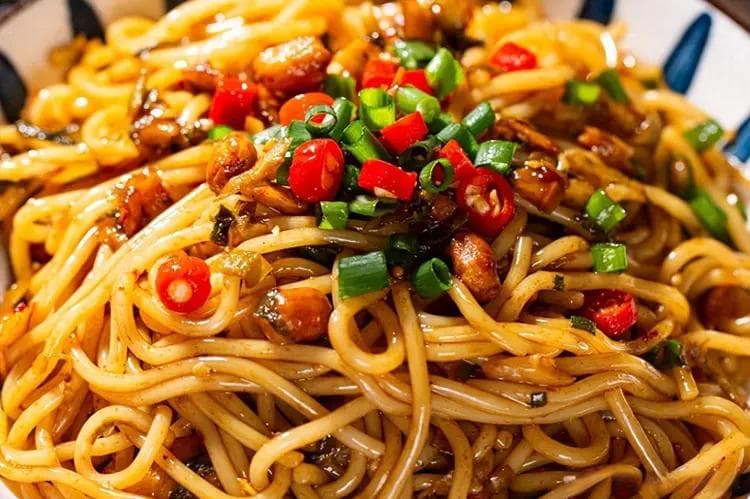南昌拌粉制作详解：三鲜米粉的传统与创新
