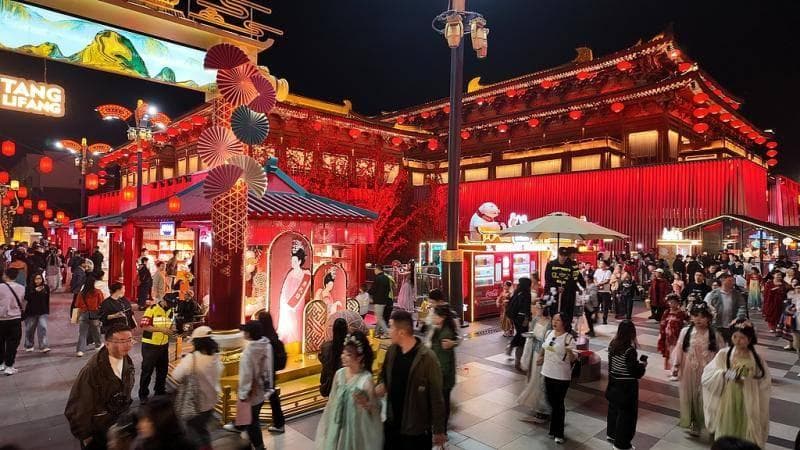 西安大唐不夜城日均客流达30万人次 人造“小长安”如何留住更多人