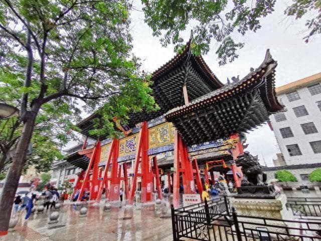 中国四大都城隍庙之一，就在西安市中心，背后写着“你来了么”？