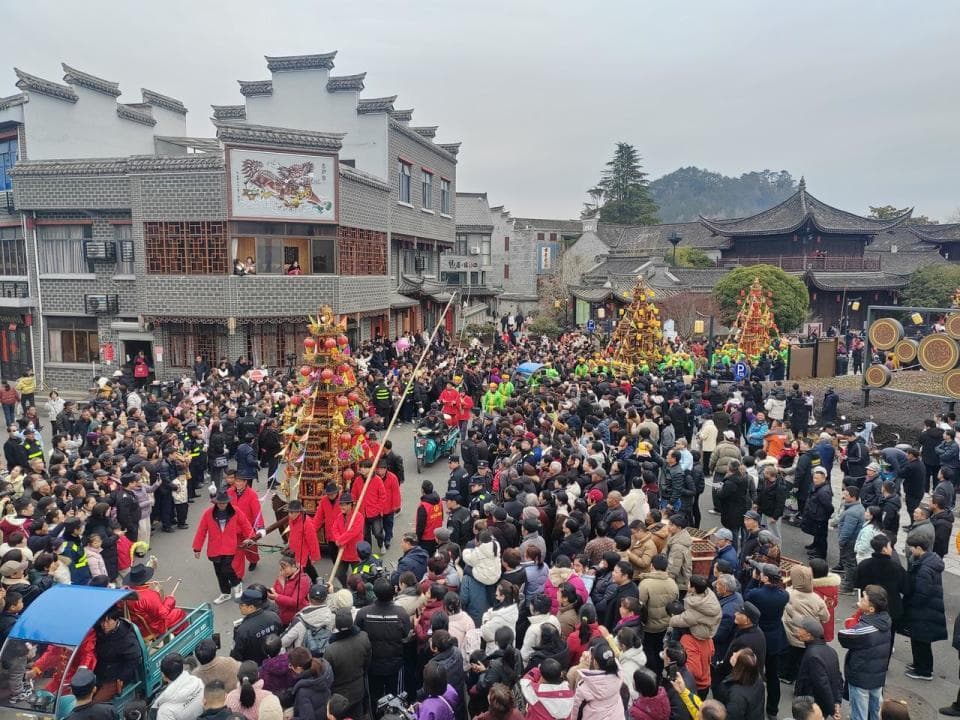500年民俗再现！宁波宁海鼓亭抬阁闹元宵引10万游客