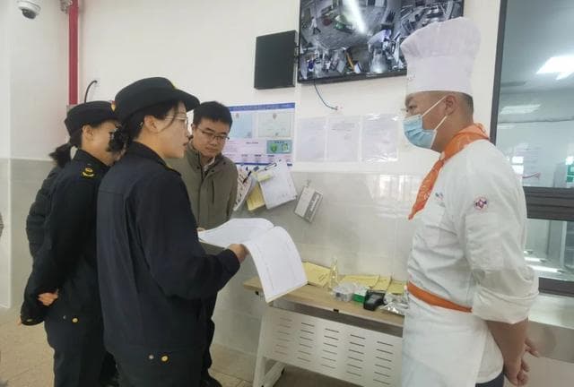 开学首日，区市场监管局永丰所联合多部门开展校园食品安全检查